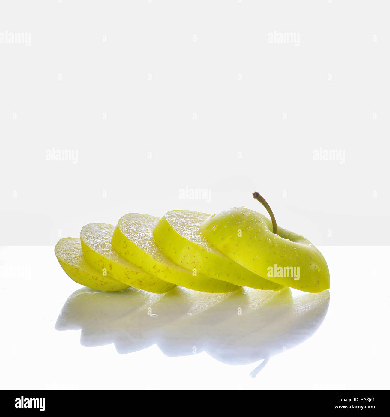 Green fette di mela e di riflessione Foto Stock