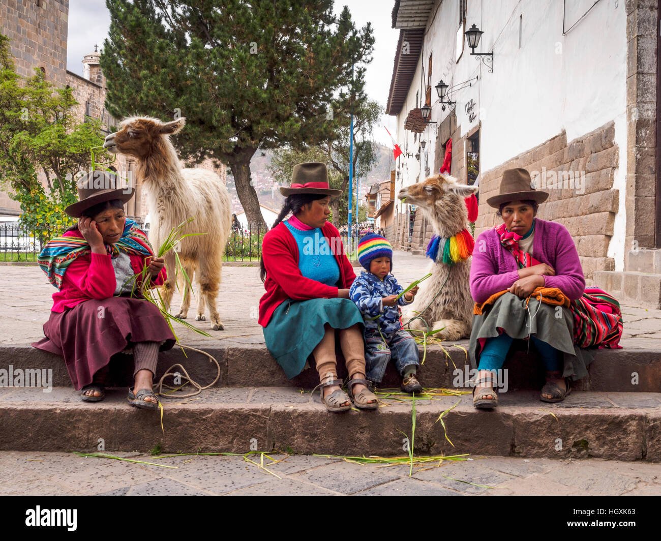 Tradizionalmente condita donne Quechua e llama - Cuzco, Perù Foto Stock