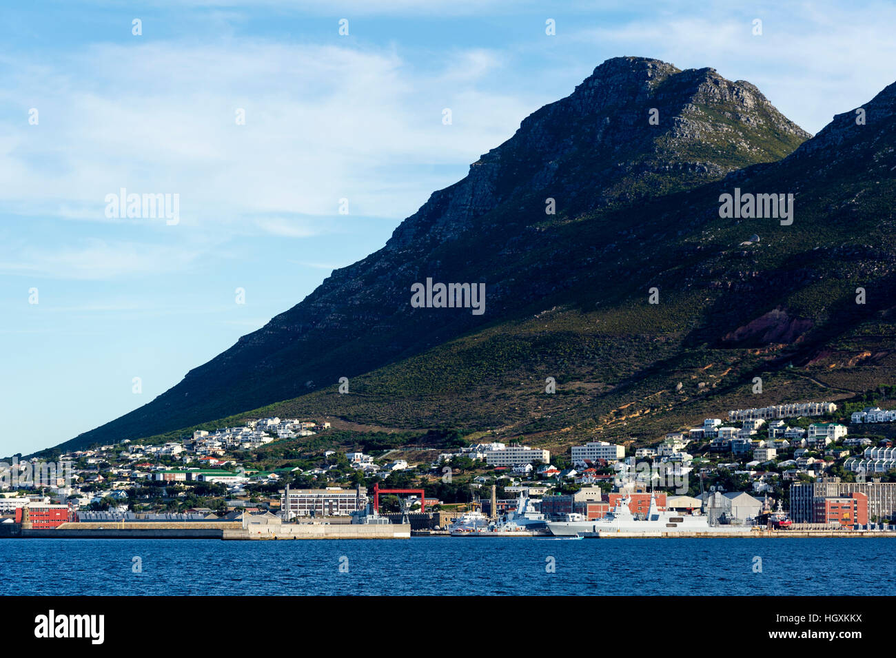 Una base navale e città di pescatori situato sotto una montagna. Foto Stock