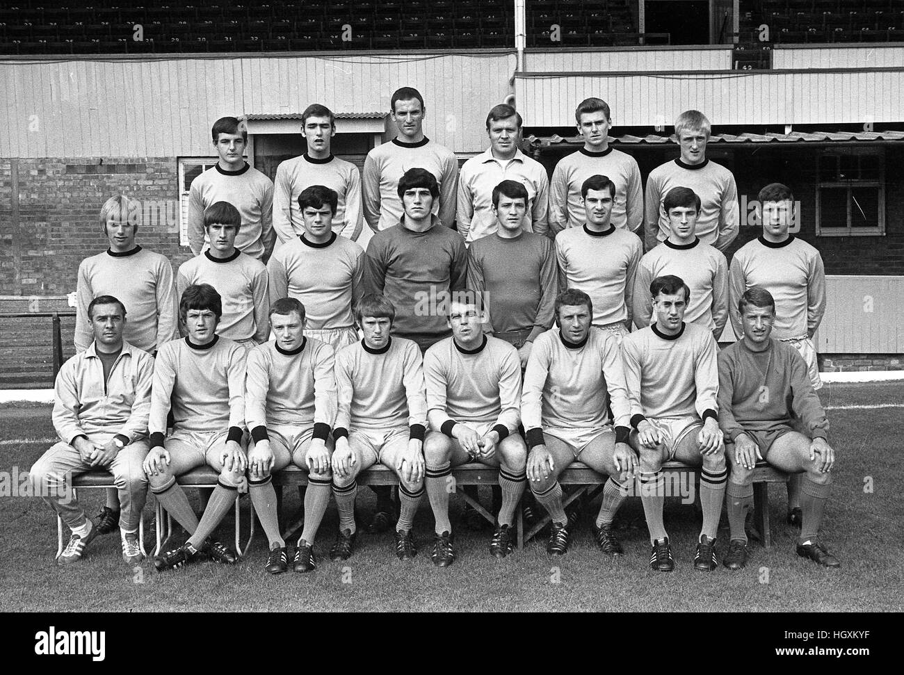 Wolverhampton Wanderers FC football team Luglio 1968 Prima fila Ronnie Allen, Peter Knowles, Mike Kenning, Dave Wagstaffe, Frank Wignall, Mike Bailey, John Holsgrove, Gerry estati. Fila centrale Alun Evans, John Farrington, Frank Munro, Phil Parkes, Evan Williams, David Galvin, Gerry Taylor, Dave Woodfield. La fila superiore Derek Clarke, Giovanni McAlle, Derek Dougan, Ron Bradley, Nobby Thompson, Derek Parkin. Foto Stock