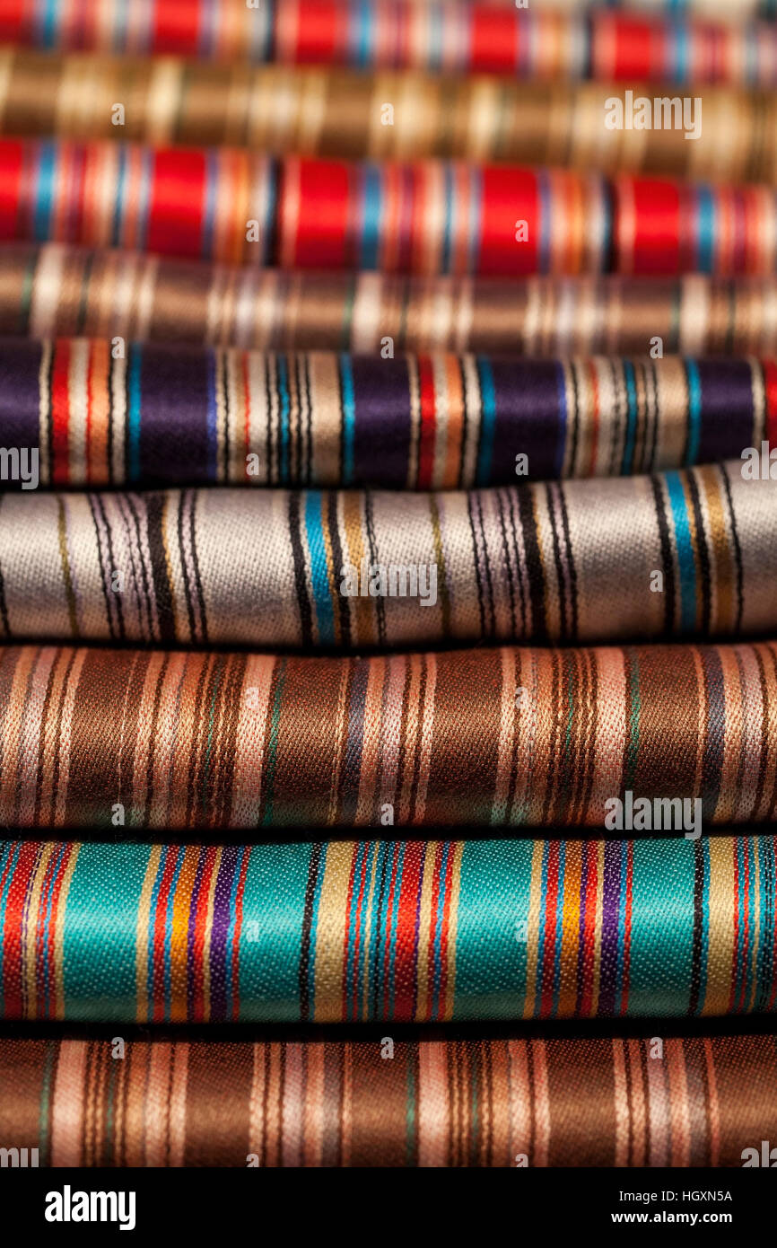 Immagine di lana e sciarpe di seta in un mercato asiatico Foto Stock