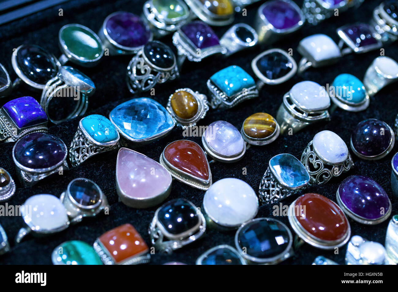 Gemme colorate anelli di pietra in un mercato di minerali Foto Stock