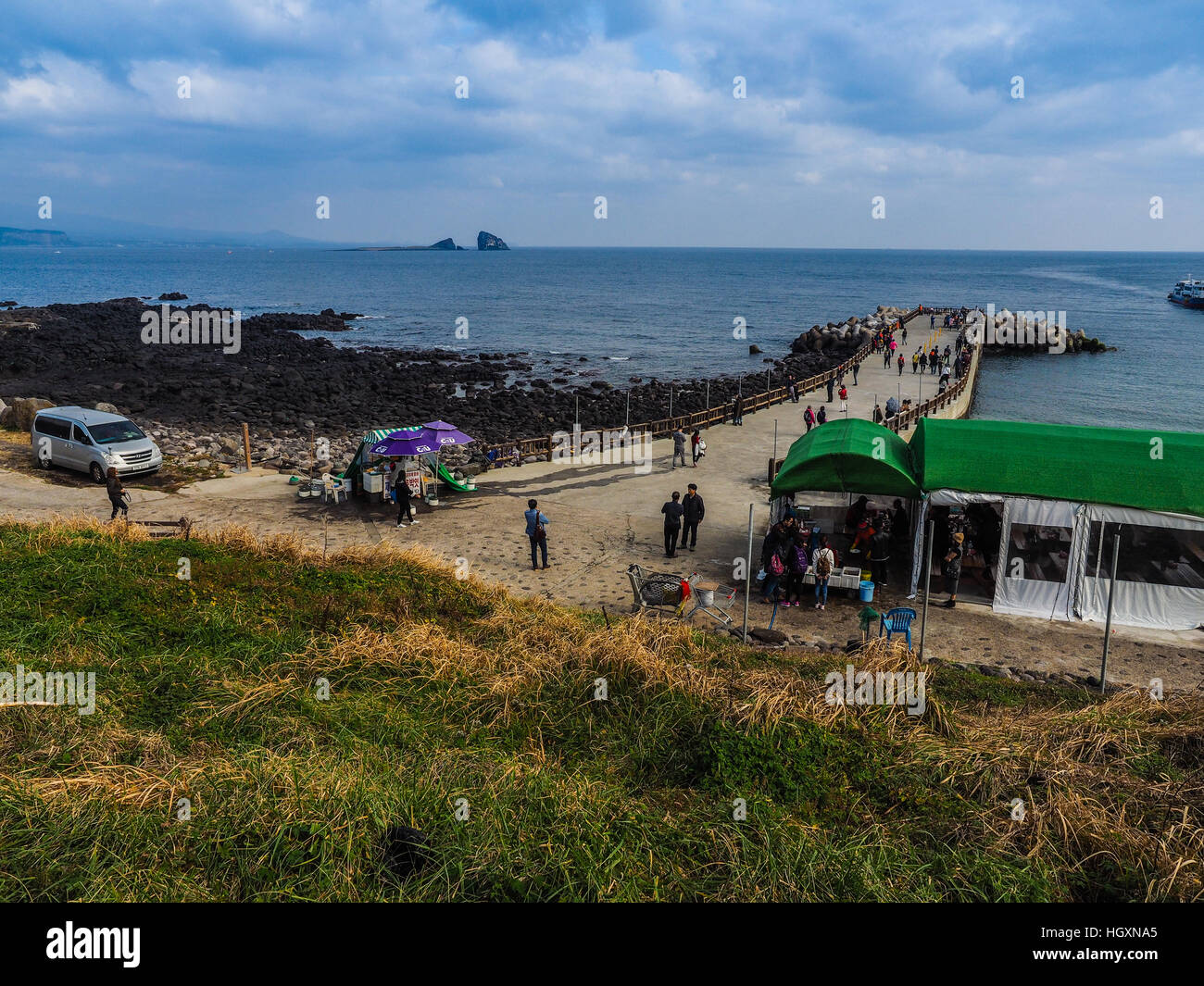 Il turista ha visitato Seongaksan costa, il famoso unità costiere con spettacolari vedute panoramiche di Jeju Island Foto Stock