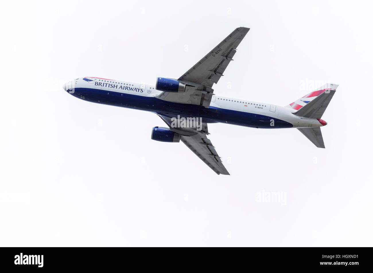 Aeromobili Boeing 767, della British Airways, compagnia aerea sta prendendo piede da Madrid-Barajas : Adolfo SUAREZ- aeroporto. Cielo bianco.giorno nuvoloso Foto Stock