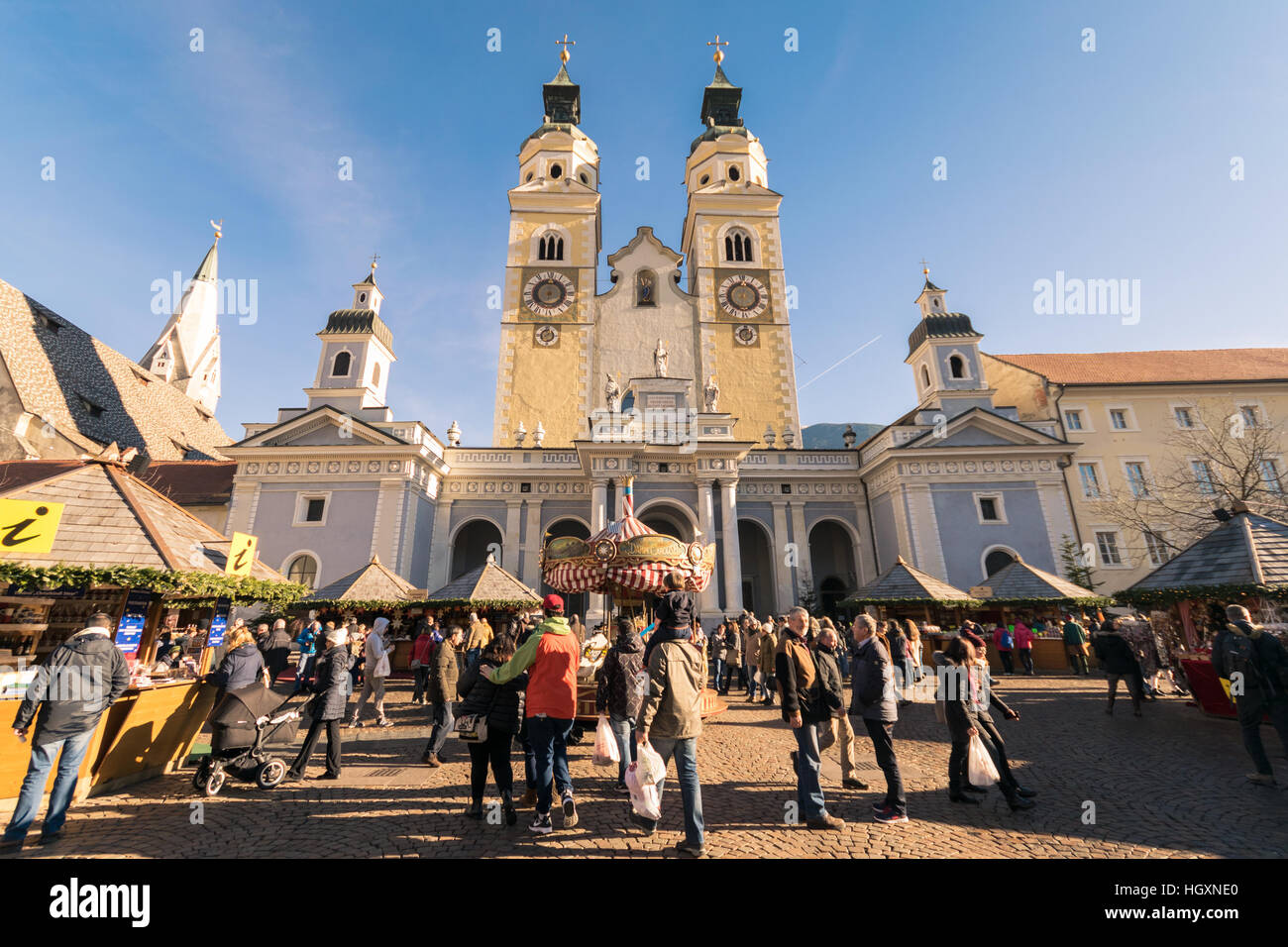 Bressanone, Italia - 26 dicembre 2016: tradizionale mercatino di Natale in piazza del Duomo con vista panoramica della Cattedrale. Foto Stock