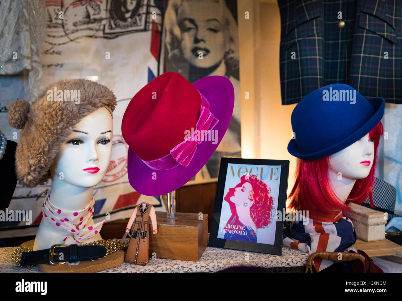 Milano, Italia - 1 Novembre 2015: donna cappelli in vecchio stile sono esposti in un mercato vintage. Foto Stock