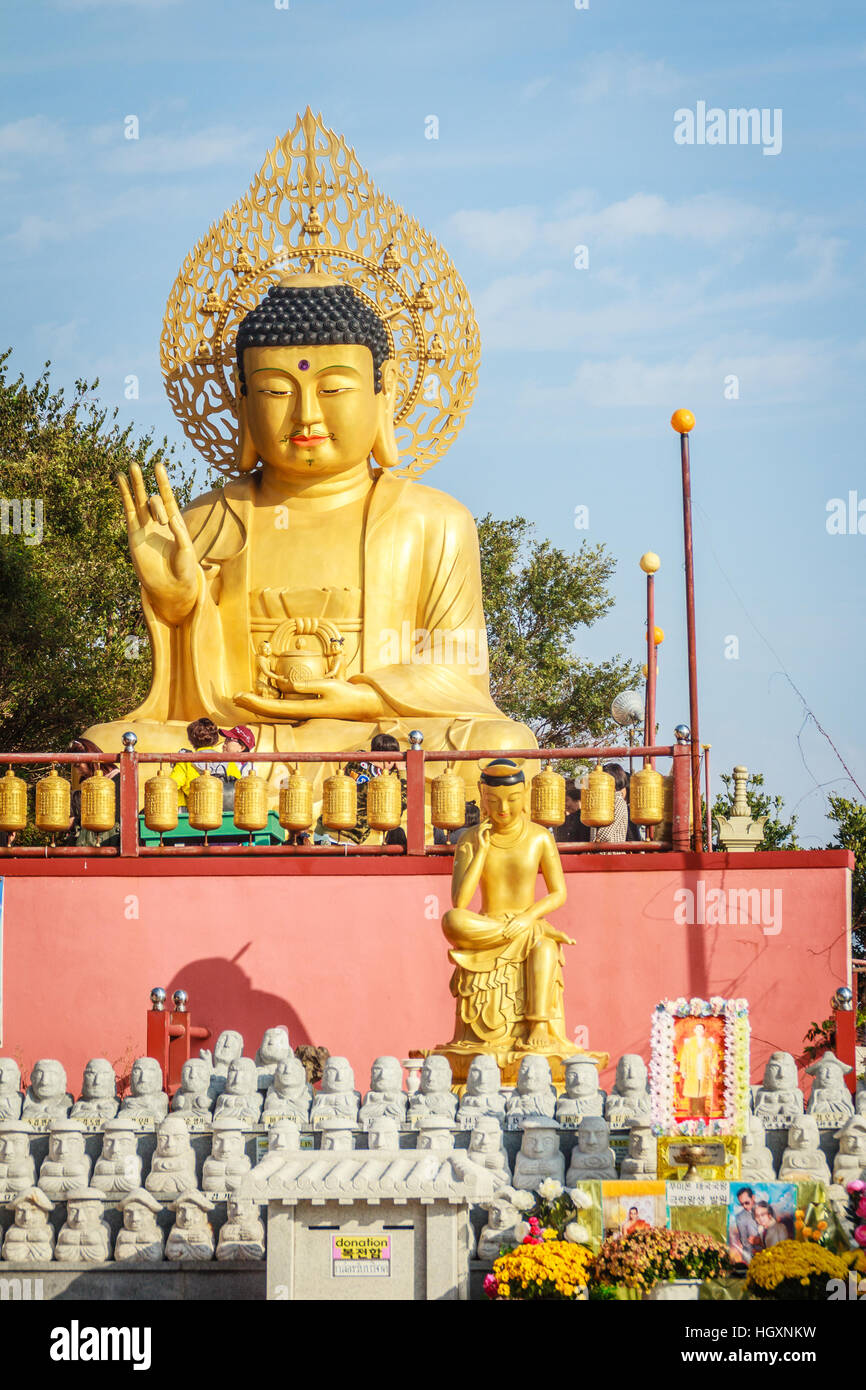 Oro Buddha Gigante, principale statua del Buddha al tempio Sanbanggulsa, Sanbanggulsa è in Jeju-Do, Jeju Island in Corea del Sud Foto Stock