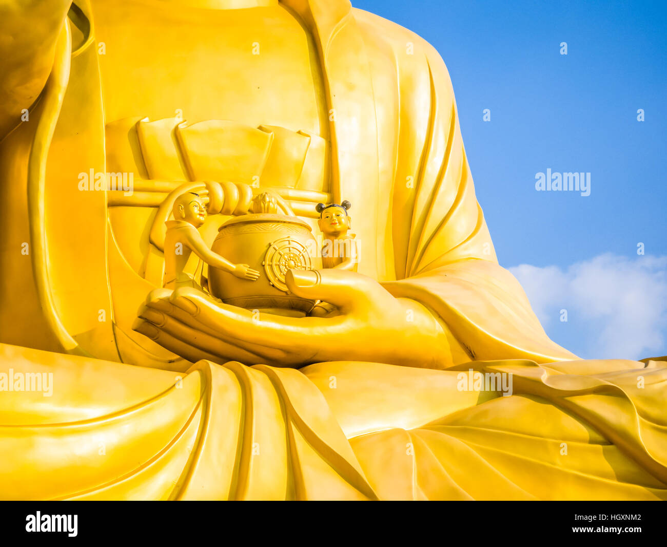 Oro Buddha Gigante, principale statua del Buddha al tempio Sanbanggulsa, Sanbanggulsa è in Jeju-Do, Jeju Island in Corea del Sud Foto Stock