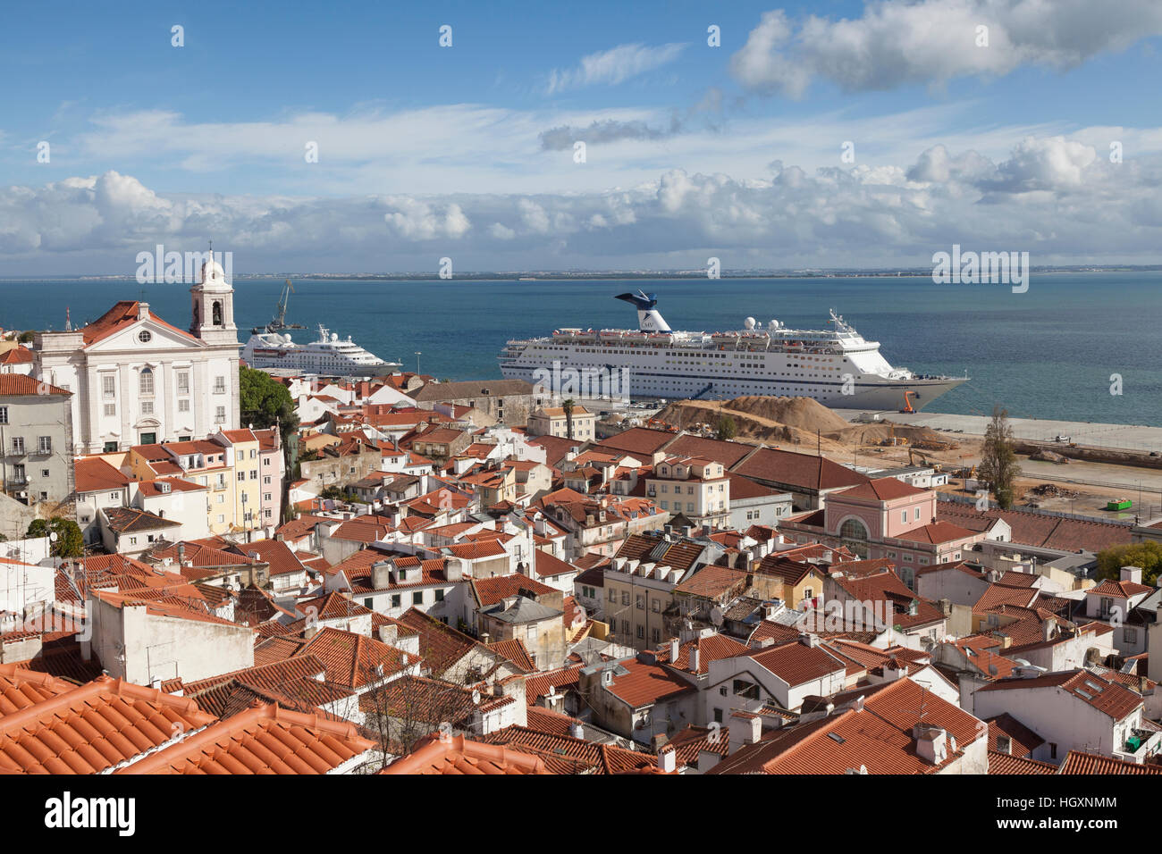 Lisbona, Portogallo: Vista del quartiere Alfama dal Miradouro de Santa Luzia. Foto Stock