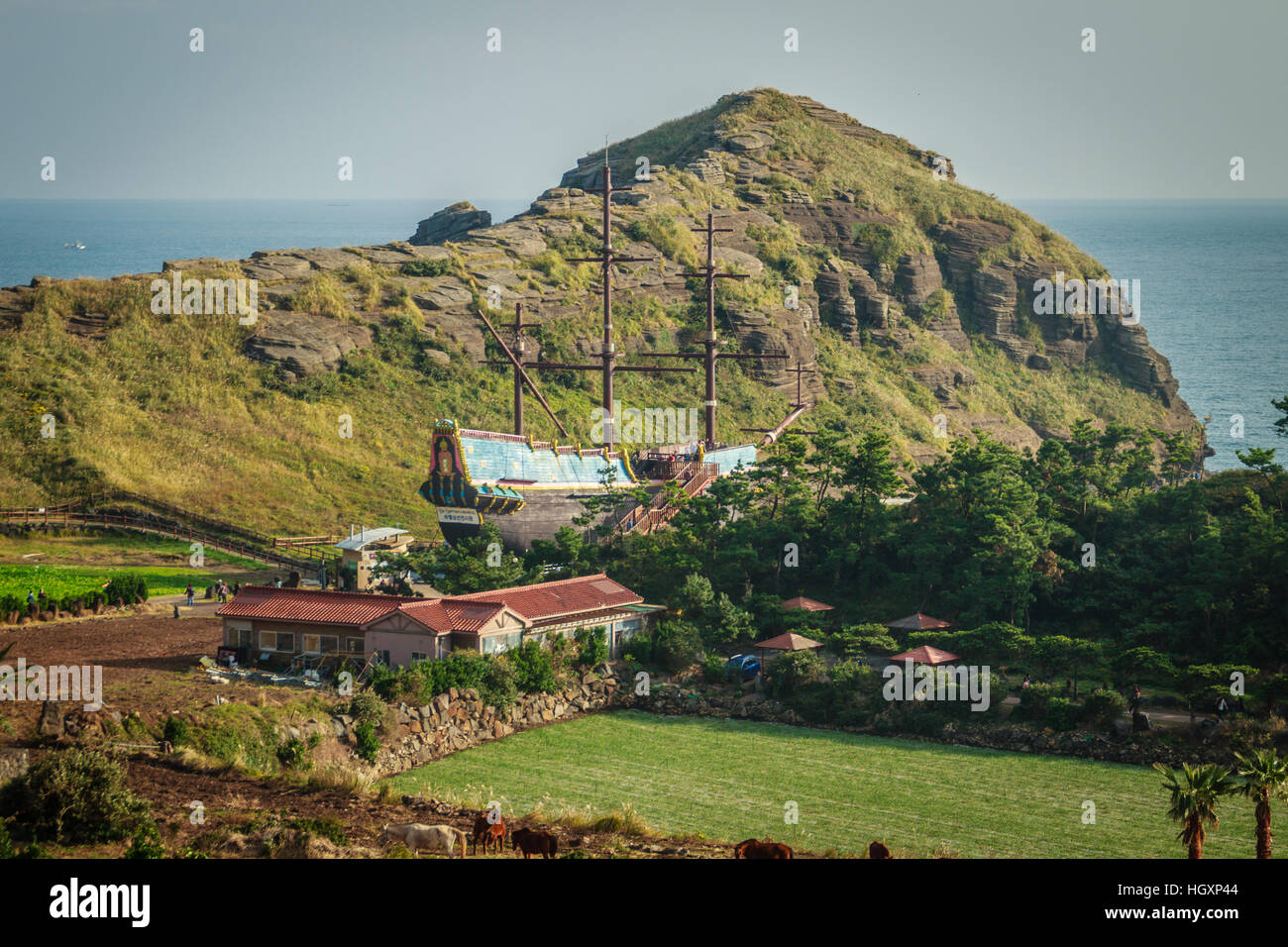 Jeju Island, Corea del Sud - 12 novembre: il turista ha visitato il tempio Sanbanggulsa che si trova sulla Montagna Sanbangsan. Sulla strada per la grotta con il tempio Foto Stock