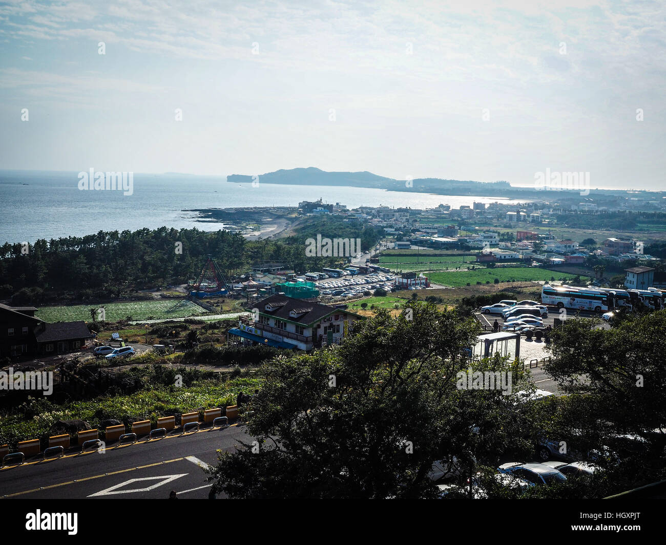 Jeju Island, Corea del Sud - 12 novembre: il turista ha visitato il tempio Sanbanggulsa che si trova sulla Montagna Sanbangsan. Sulla strada per la grotta con il tempio Foto Stock