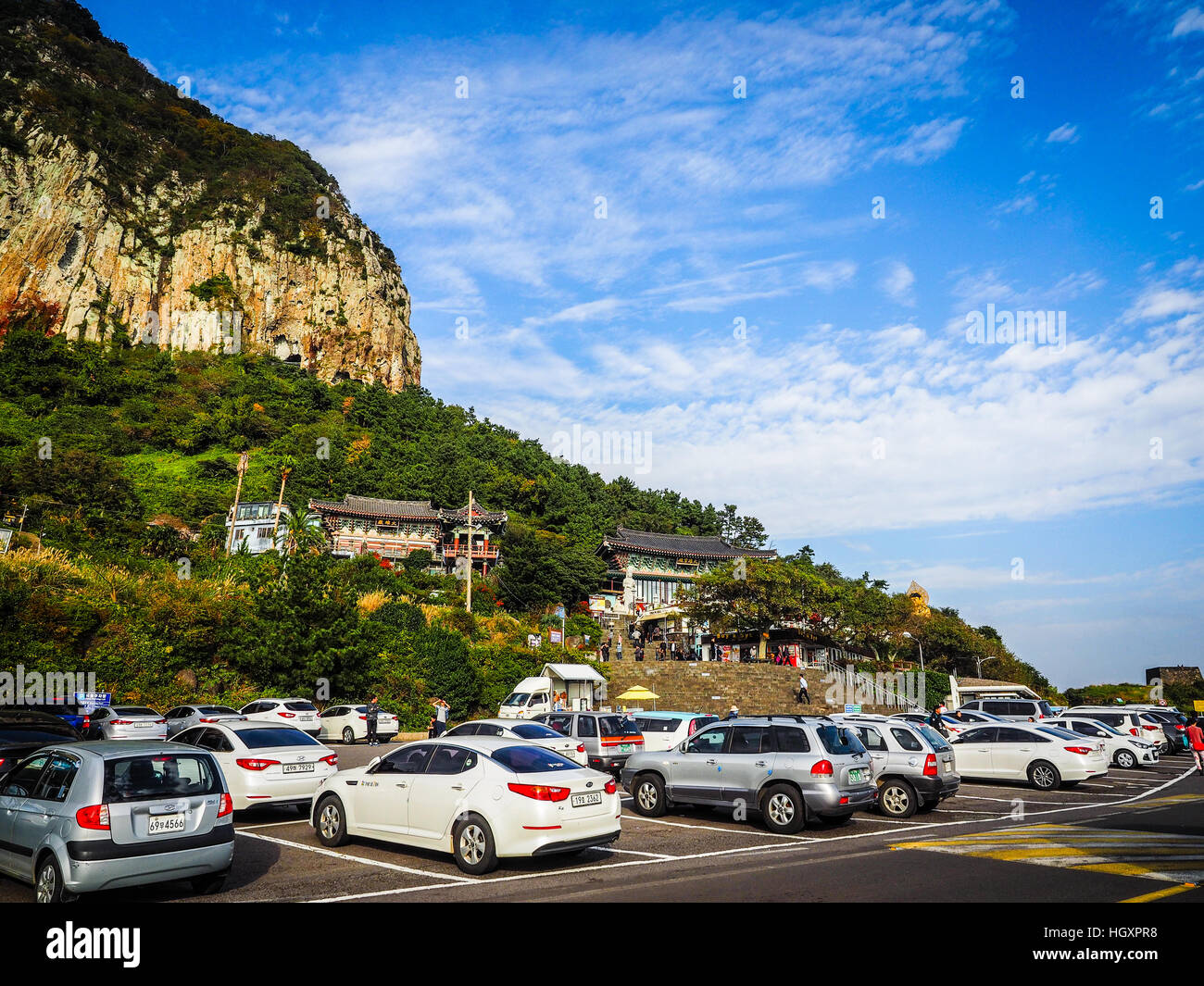 Jeju Island, Corea del Sud - 12 novembre: il turista ha visitato il tempio Sanbanggulsa che si trova sulla Montagna Sanbangsan. Sulla strada per la grotta con il tempio Foto Stock