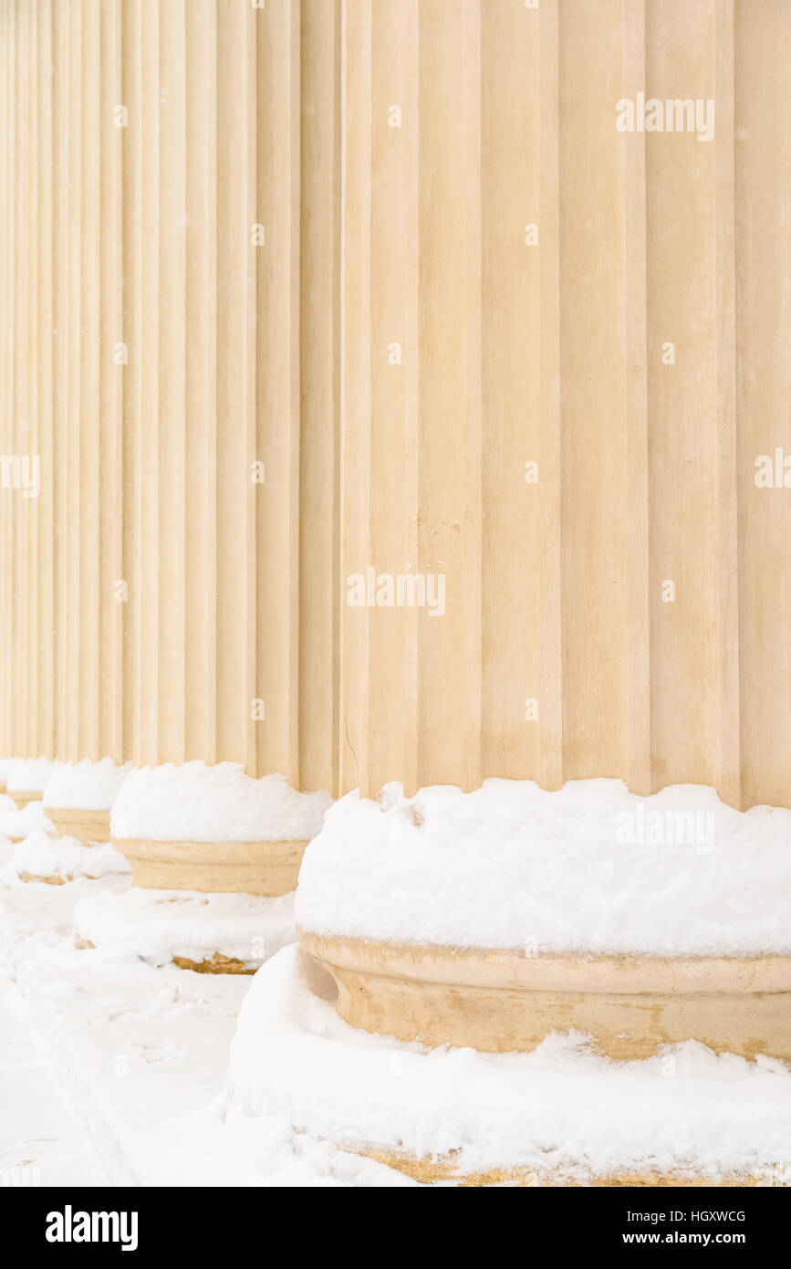 Composito stile Greco colonne in inverno Foto Stock