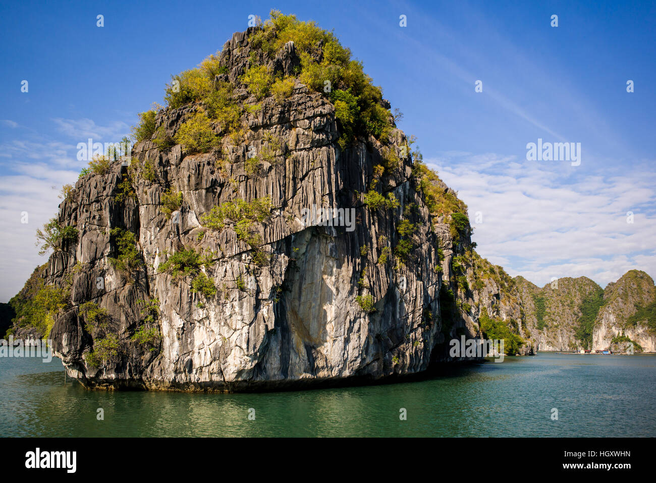 La splendida baia di Halong, patrimonio mondiale dell'Unesco in Vietnam Foto Stock