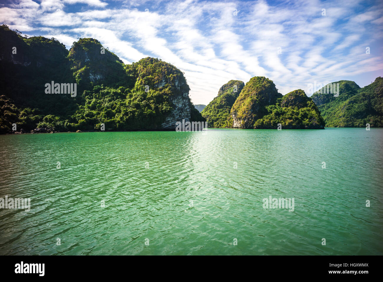 La splendida baia di Halong, patrimonio mondiale dell'Unesco in Vietnam Foto Stock
