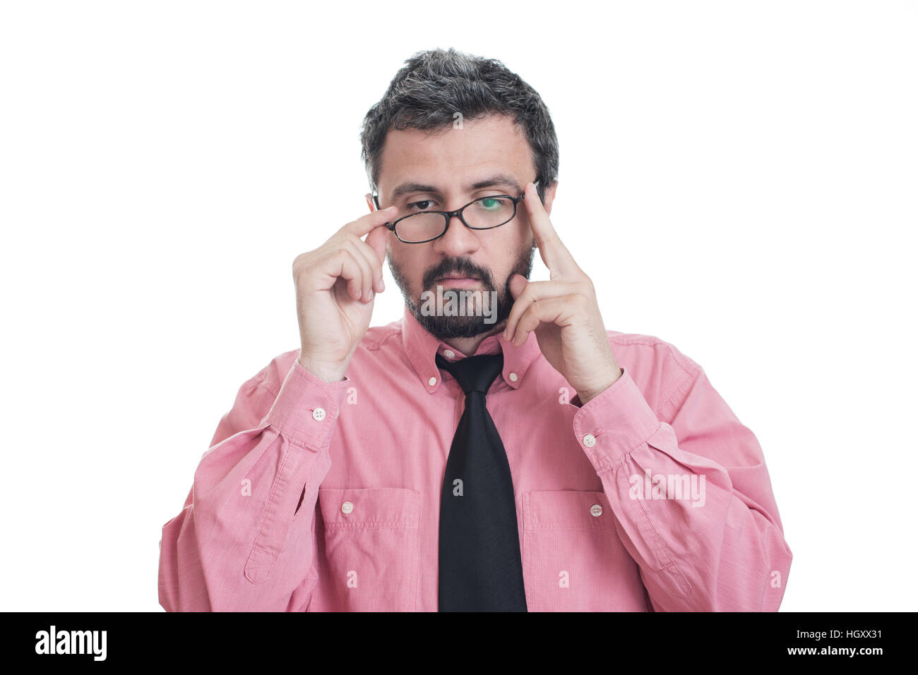 L'uomo prendendo un esame oculistico e indossando occhiali Foto Stock