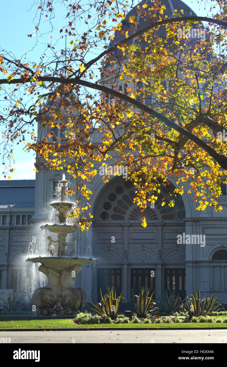 Parte anteriore del Royal Exhibition Building e fontana visto attraverso un ramo di albero, Melbourne, Australia Foto Stock