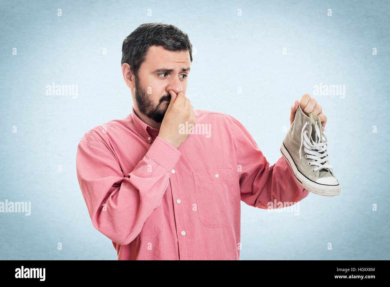 Uomo con sporco stinky scarpa. Odore sgradevole fetore Foto Stock