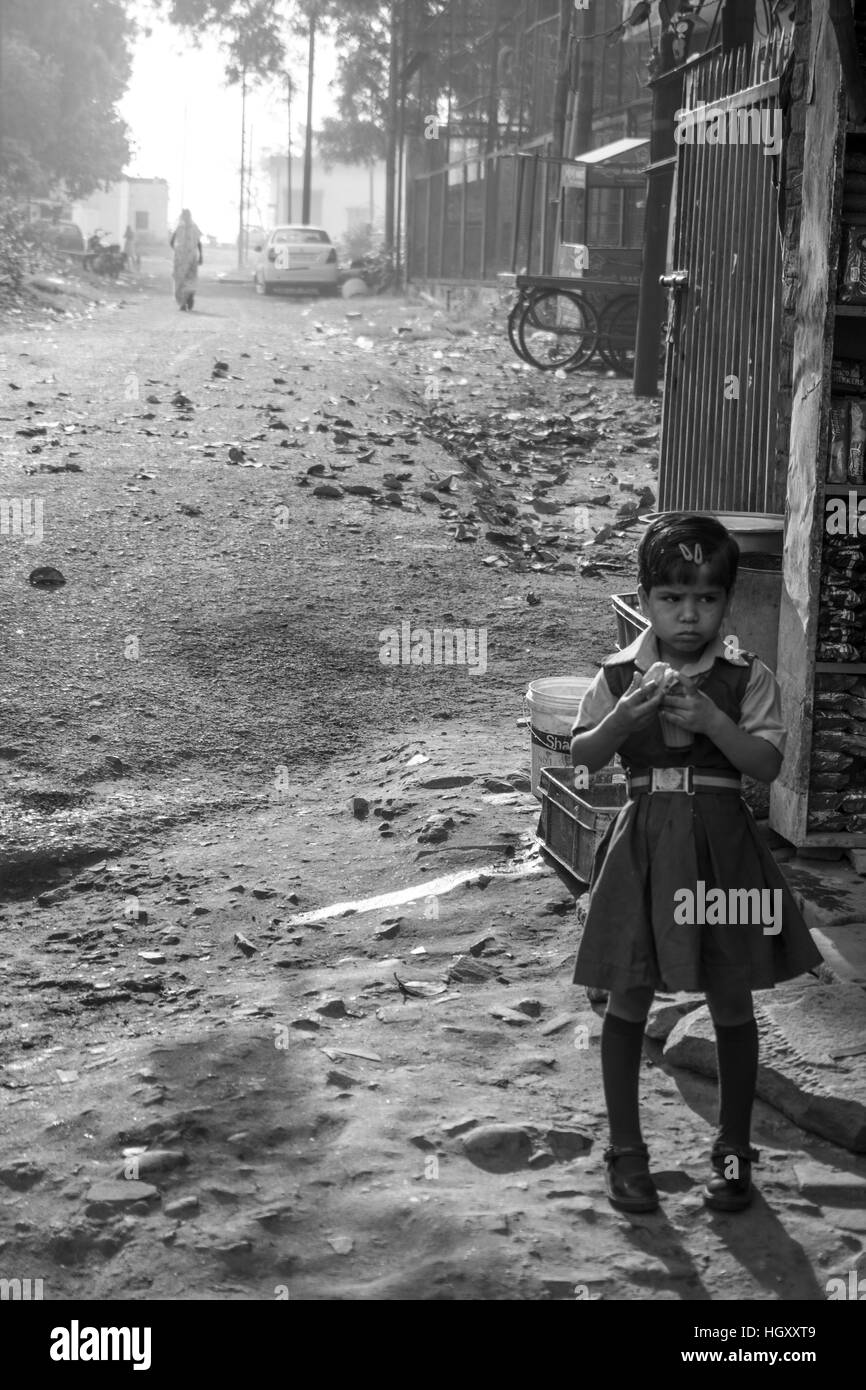 Bambina con colazione, Varanasi, India Foto Stock
