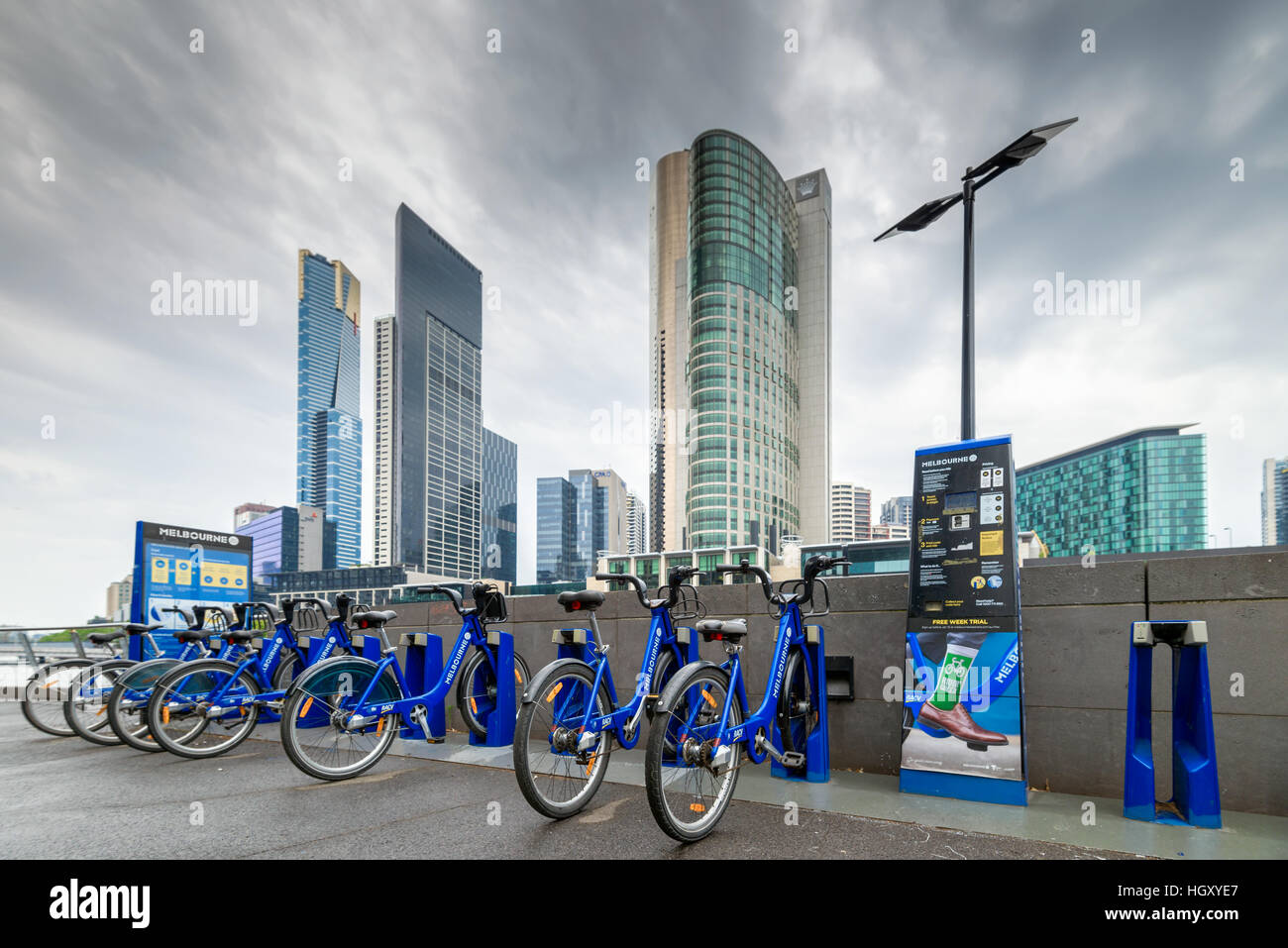 Melbourne, Australia - 27 dicembre 2016: Bici Condividi stazione in area CBD. Le persone possono noleggiare le biciclette ed esplorare la città Foto Stock
