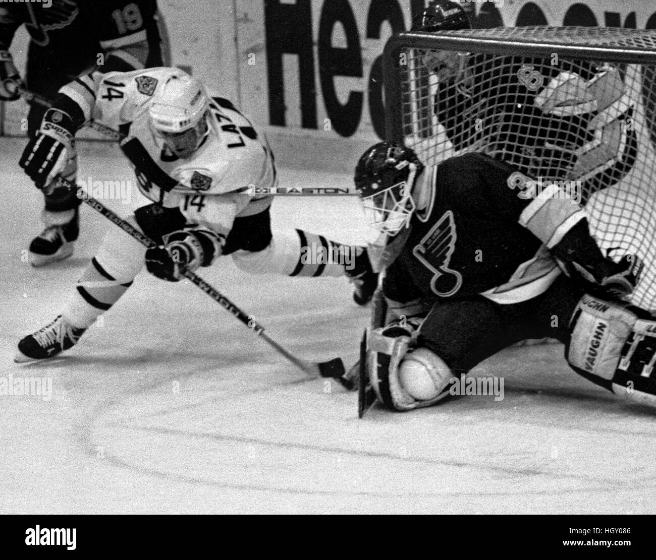 I Bruins Jeff Lazaro germogli su St Louis Blues goalie Curtis Giuseppe durante l'azione di gioco al Boston Garden in BostonMa USA 1990 foto di bill belknap Foto Stock