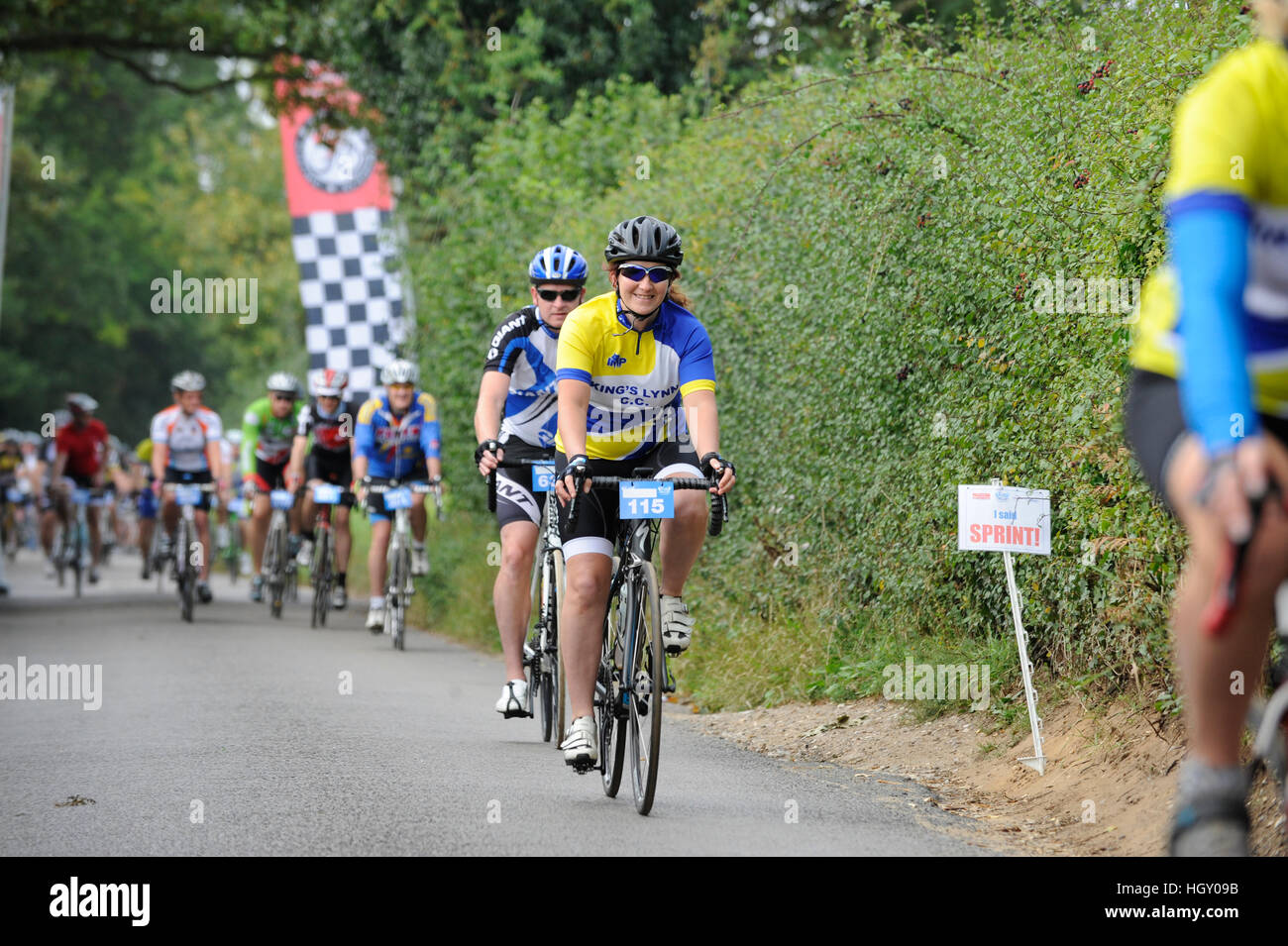 Ciclista amatoriale celebra come egli compie una attività sportive nel Regno Unito durante una luminosa giornata di sole Foto Stock