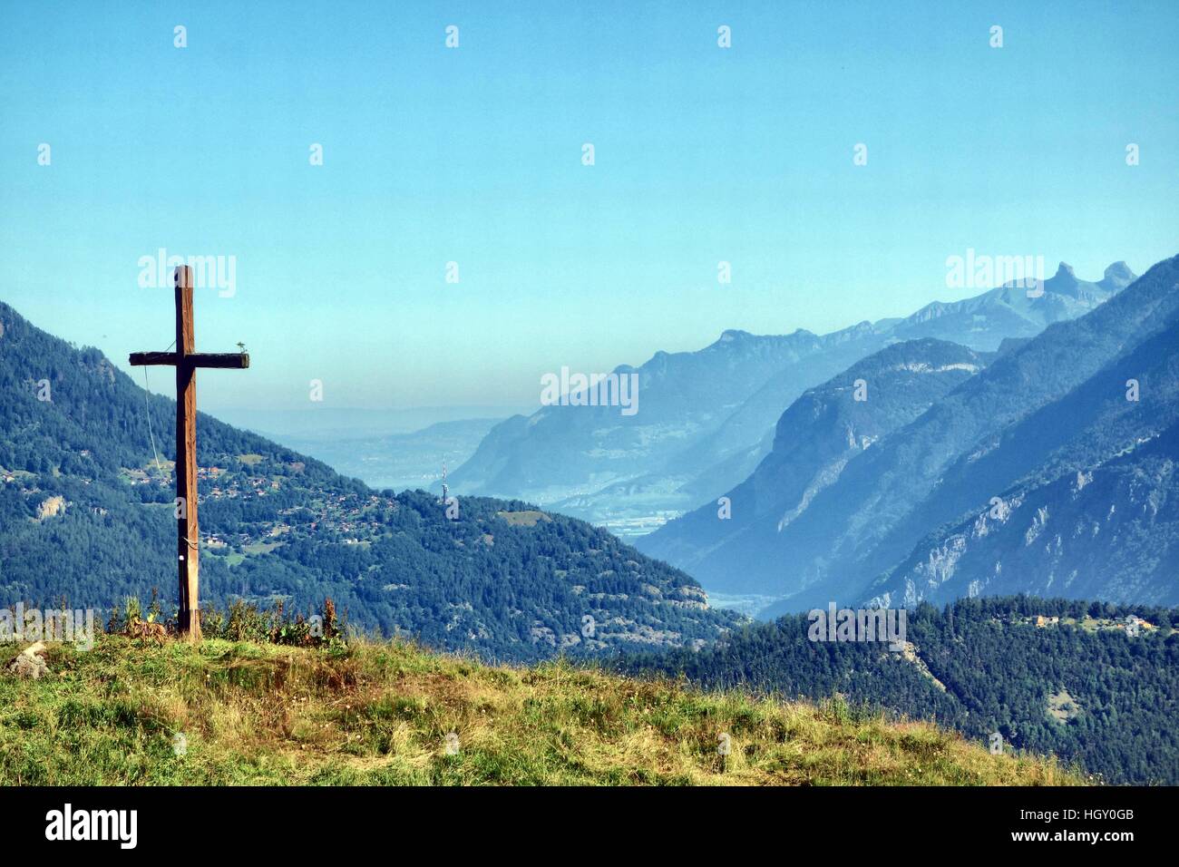 Croce di montagna nelle Alpi svizzere, sopra il villaggio di Les Grangettes (vicino Champex). Foto Stock