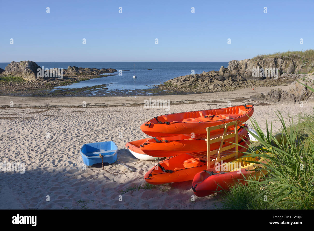 La spiaggia e le piccole barche a Le Pouliguen nella regione Pays de la Loire in Francia occidentale Foto Stock