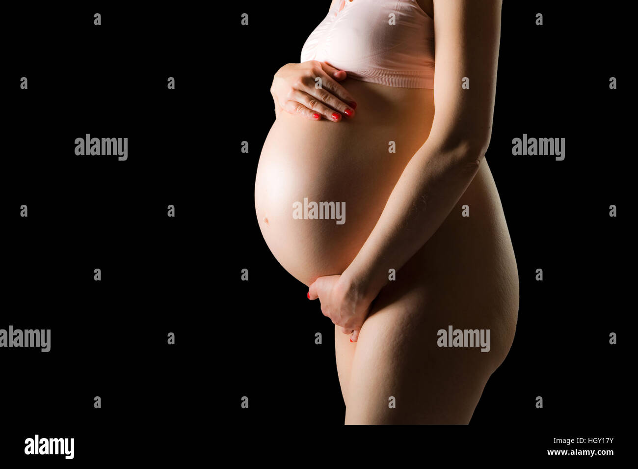 La donna incinta è in possesso la sua pancia Foto Stock