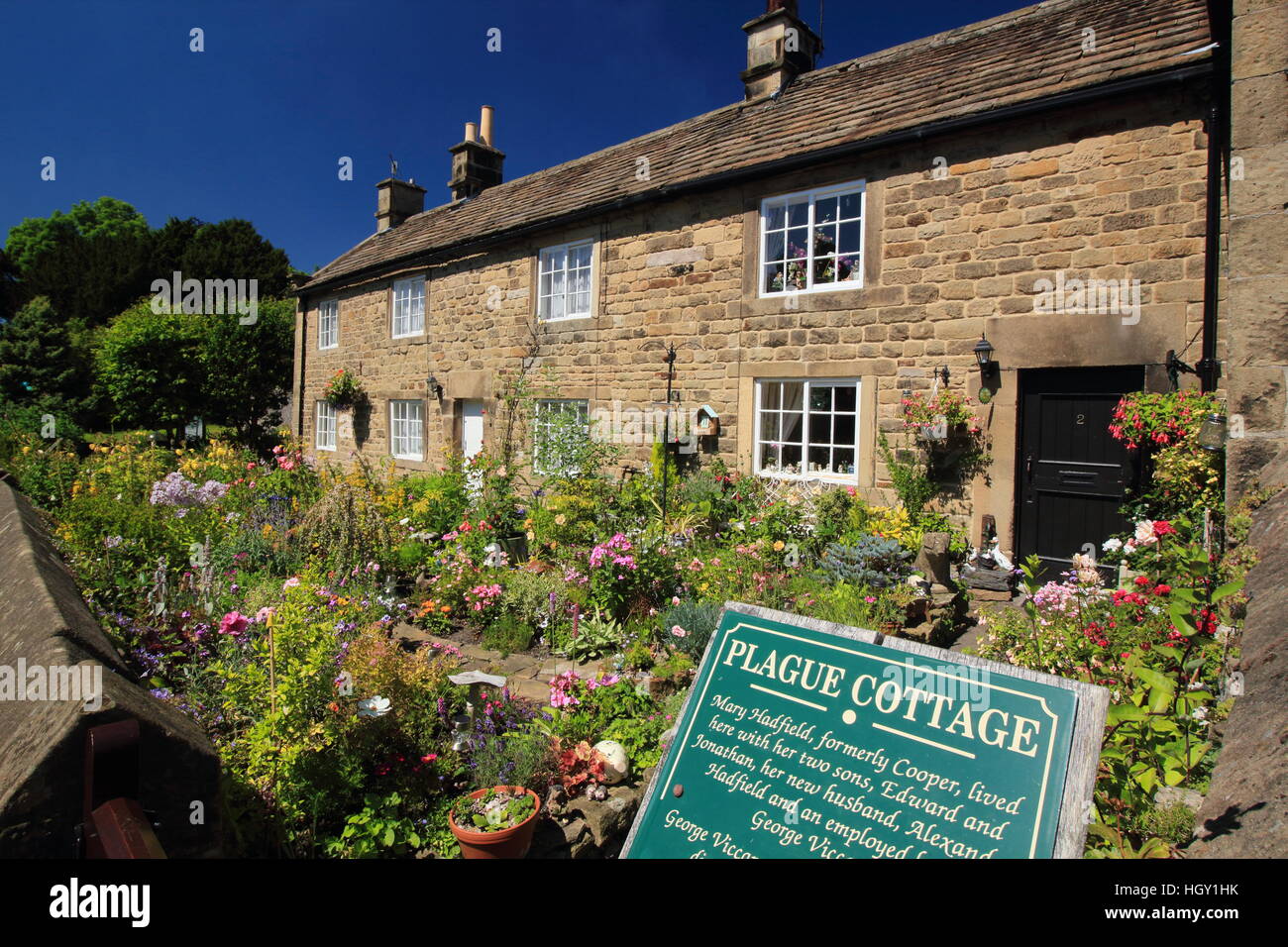 Storica peste cottages' in Eyam, Derbyshire, così chiamato dopo il paese fu colpito dalla peste bubbonica nel XVII secolo, REGNO UNITO Foto Stock