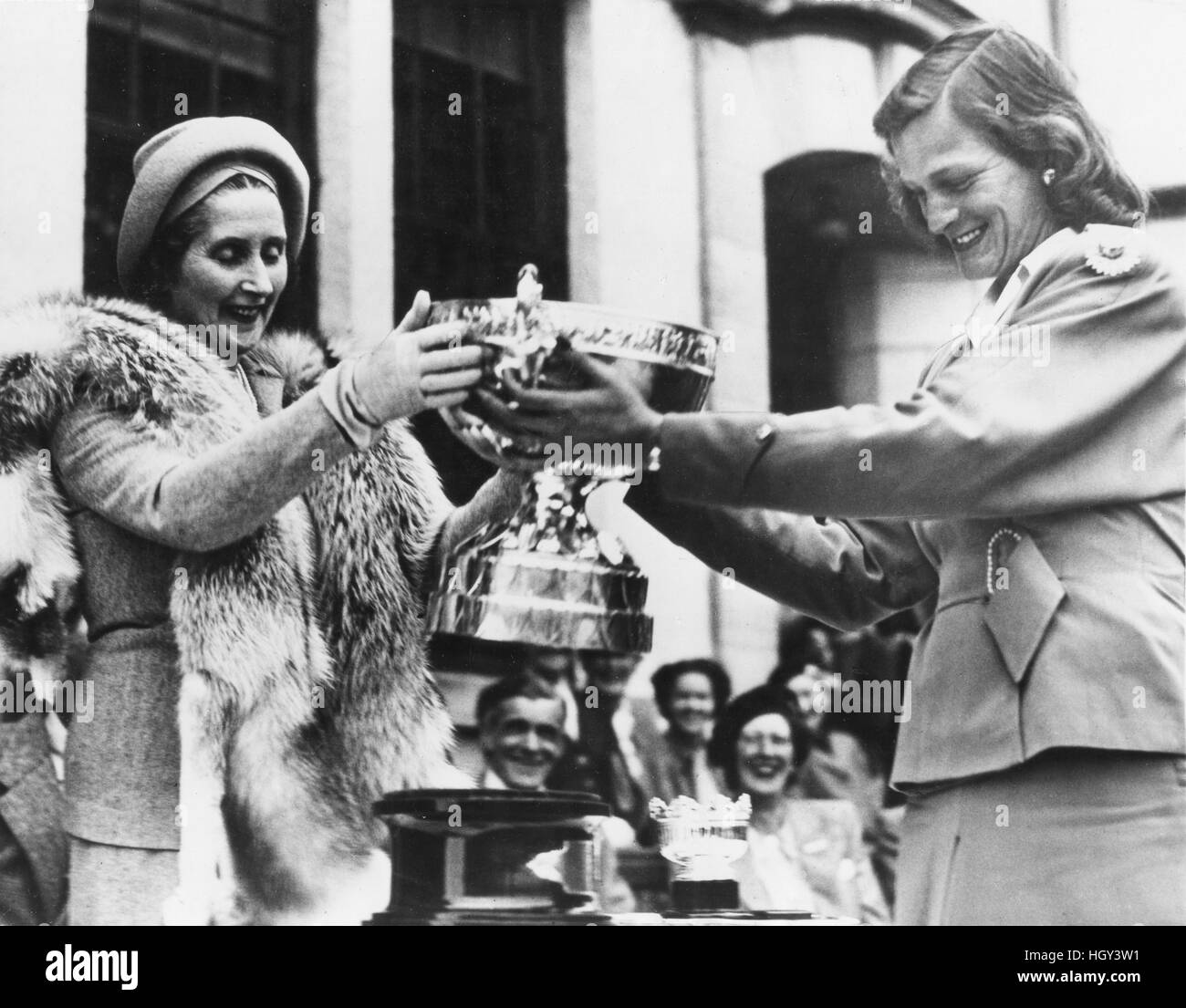 Mildred (Babe) Didrikson Zaharias (a destra), il primo americano mai a vincere il British femminile di golf championship, riceve il trofeo dalla Marchesa di Tweedale. Foto Stock