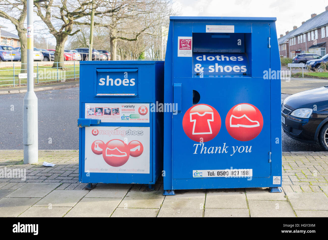 Blu cassonetti di raccolta per vestiti e scarpe sul marciapiede Foto Stock