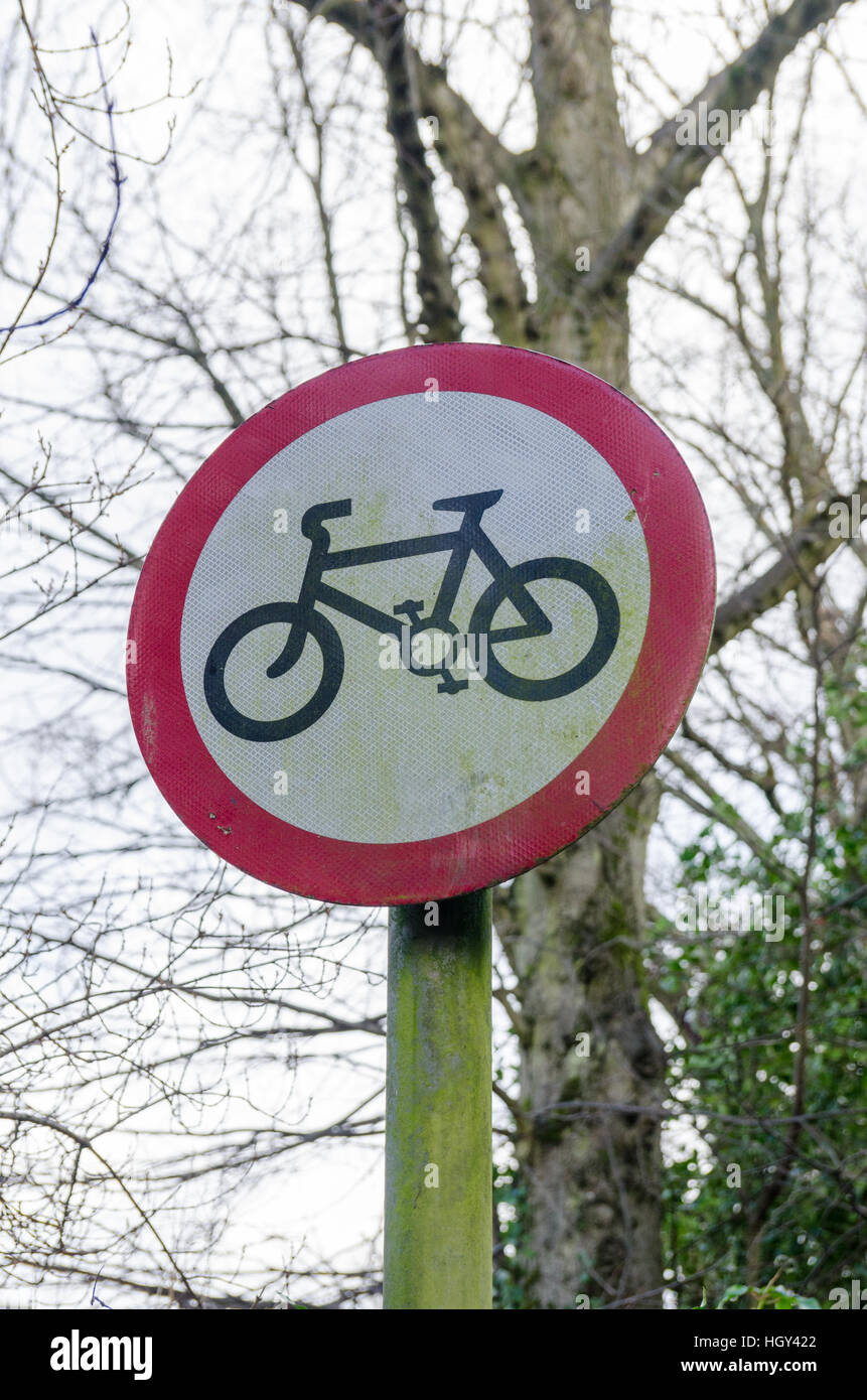 Segno di traffico dicendo ciclismo vietata Foto Stock