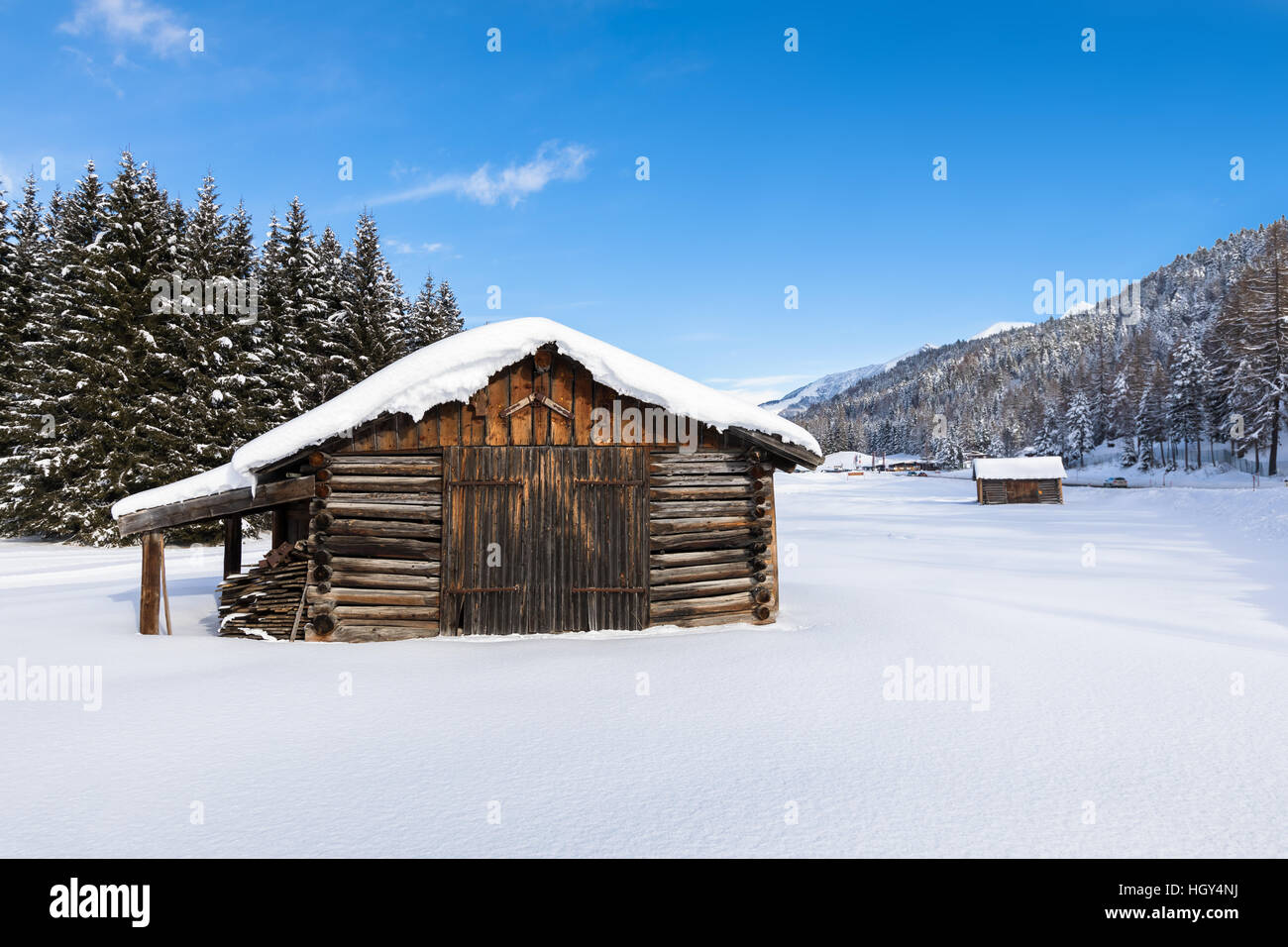 Coperta di neve chalet in legno in un bianco paesaggio invernale Foto Stock