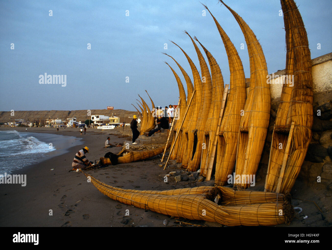 Huanchacho Perù Villaggio di Pescatori Cabillitos (tortora barche reed) Foto Stock