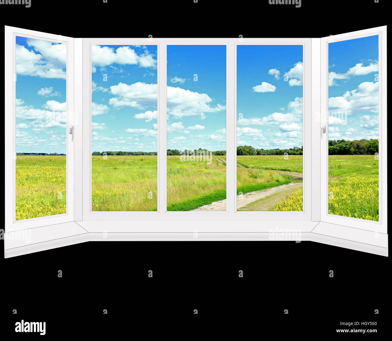Finestra con vista sul bellissimo paesaggio estivo con country road e nuvole Foto Stock