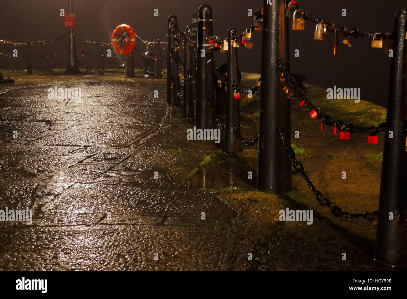 Lucchetti dell amore incatenato alla struttura Foto Stock