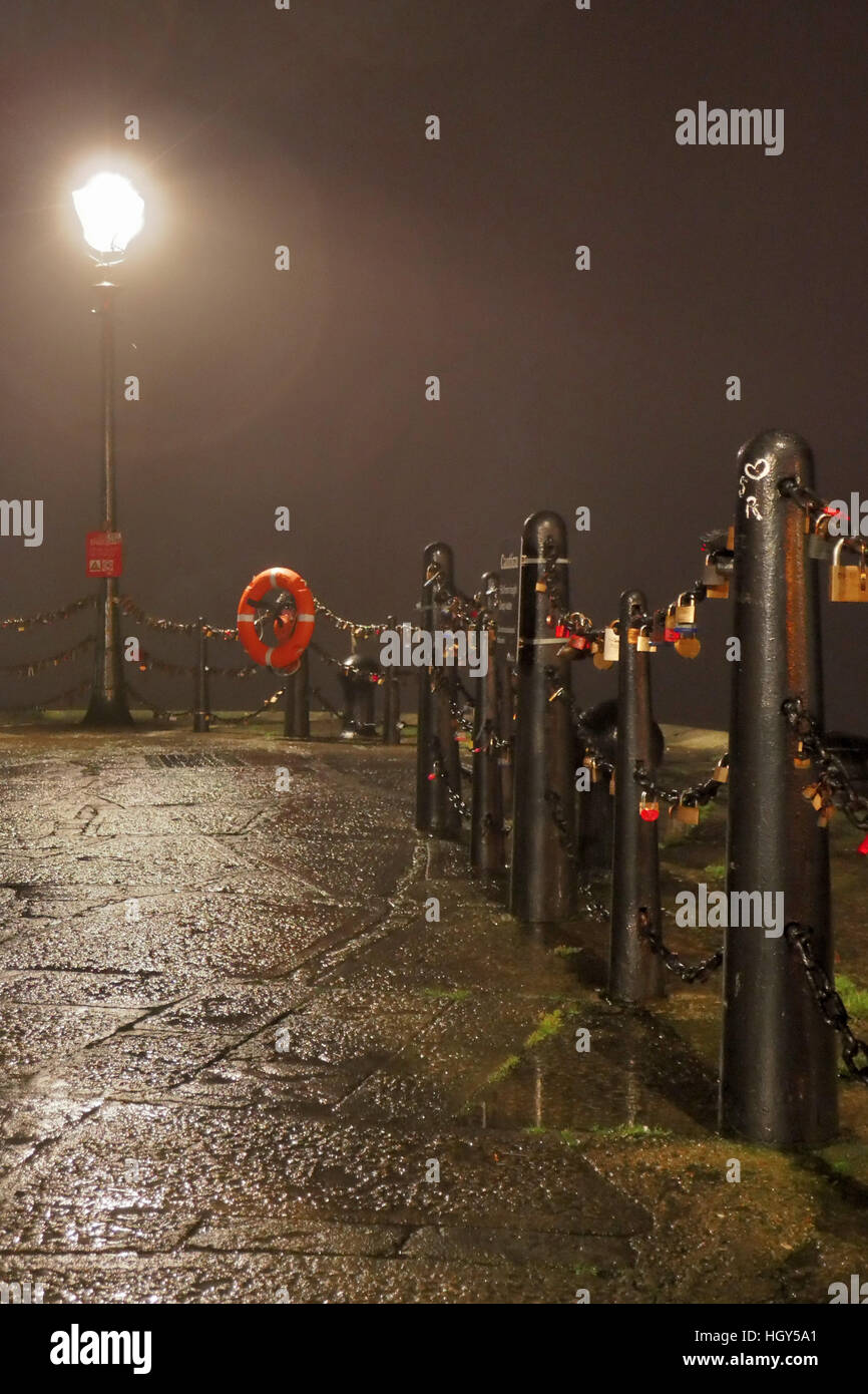 Lucchetti dell amore incatenato alla struttura Foto Stock