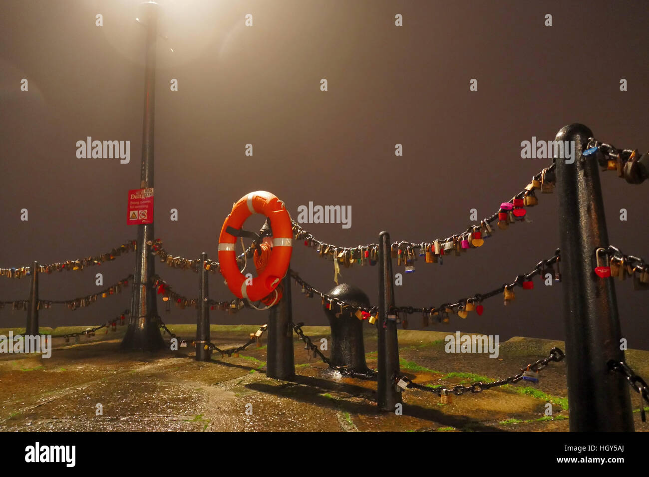 Lucchetti dell amore incatenato alla struttura Foto Stock
