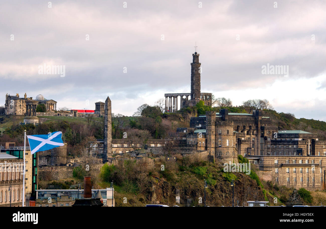 Una vista di Calton Hill, Edimburgo dalla città vecchia che mostra una bandiera si intraversa al vento. Foto Stock