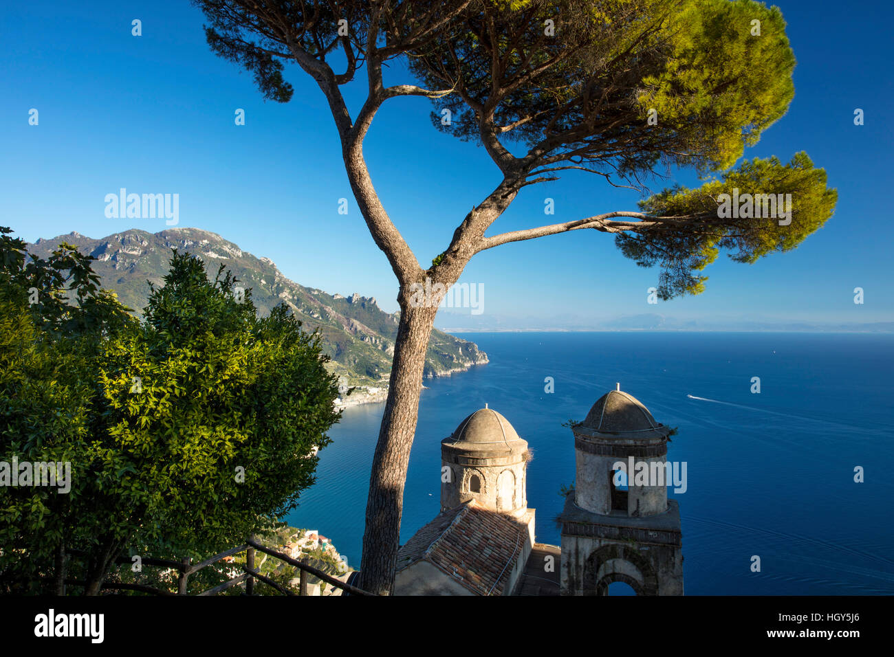 Vista sul golfo di Salerno da Villa Rufolo a Ravello, Campania, Italia Foto Stock