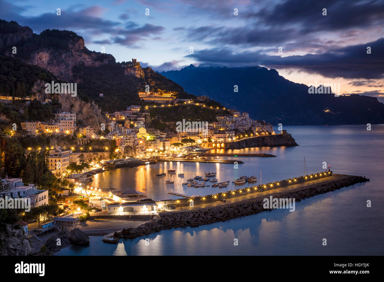 La mattina presto del crepuscolo vista di Amalfi, Golfo di Salerno, Campania, Italia Foto Stock