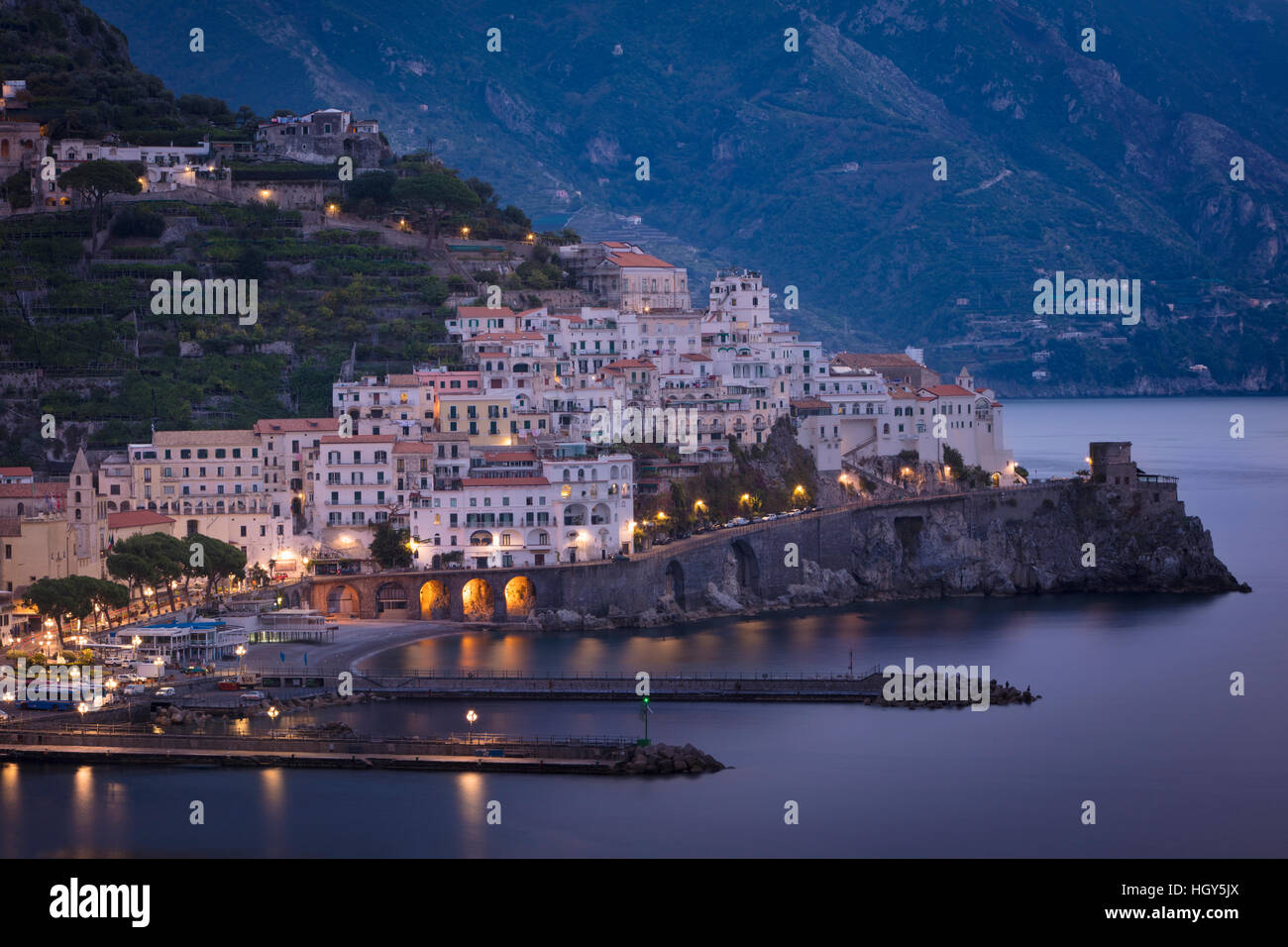 La mattina presto del crepuscolo vista di Amalfi, Golfo di Salerno, Campania, Italia Foto Stock