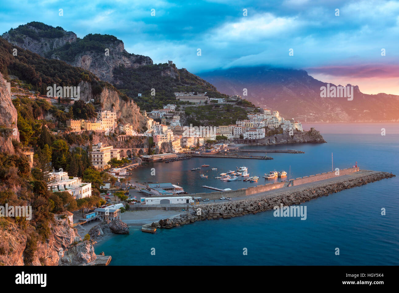 Sunrise vista di Amalfi, Golfo di Salerno, Campania, Italia Foto Stock