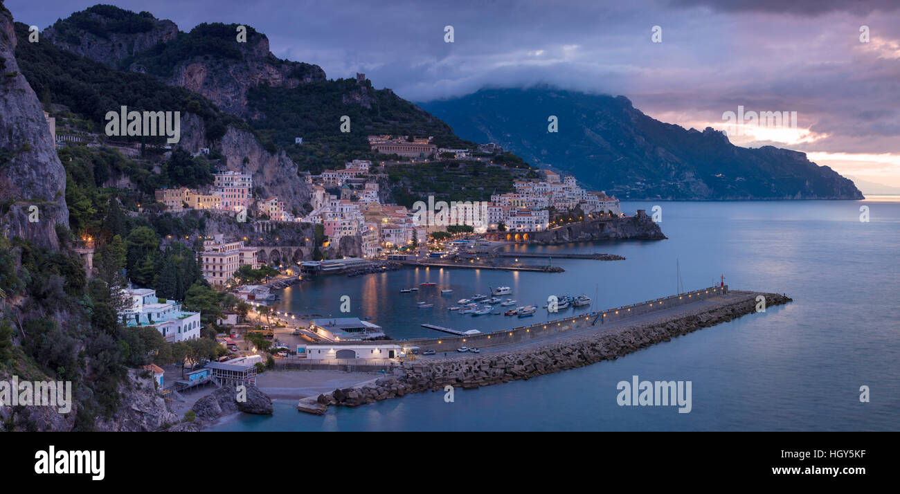 La mattina presto del crepuscolo vista di Amalfi, Golfo di Salerno, Campania, Italia Foto Stock