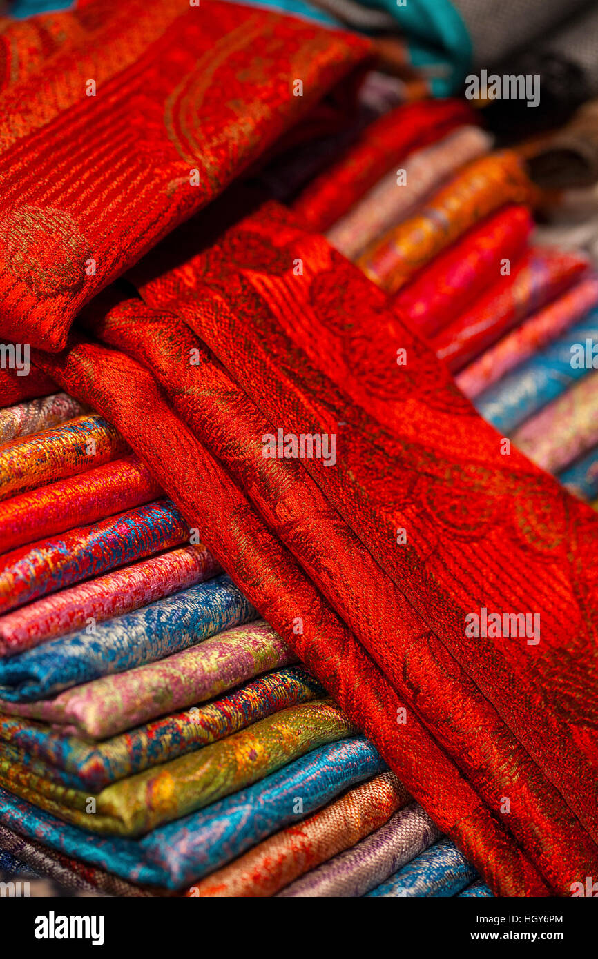 Immagine di lana e sciarpe di seta in un mercato asiatico Foto Stock