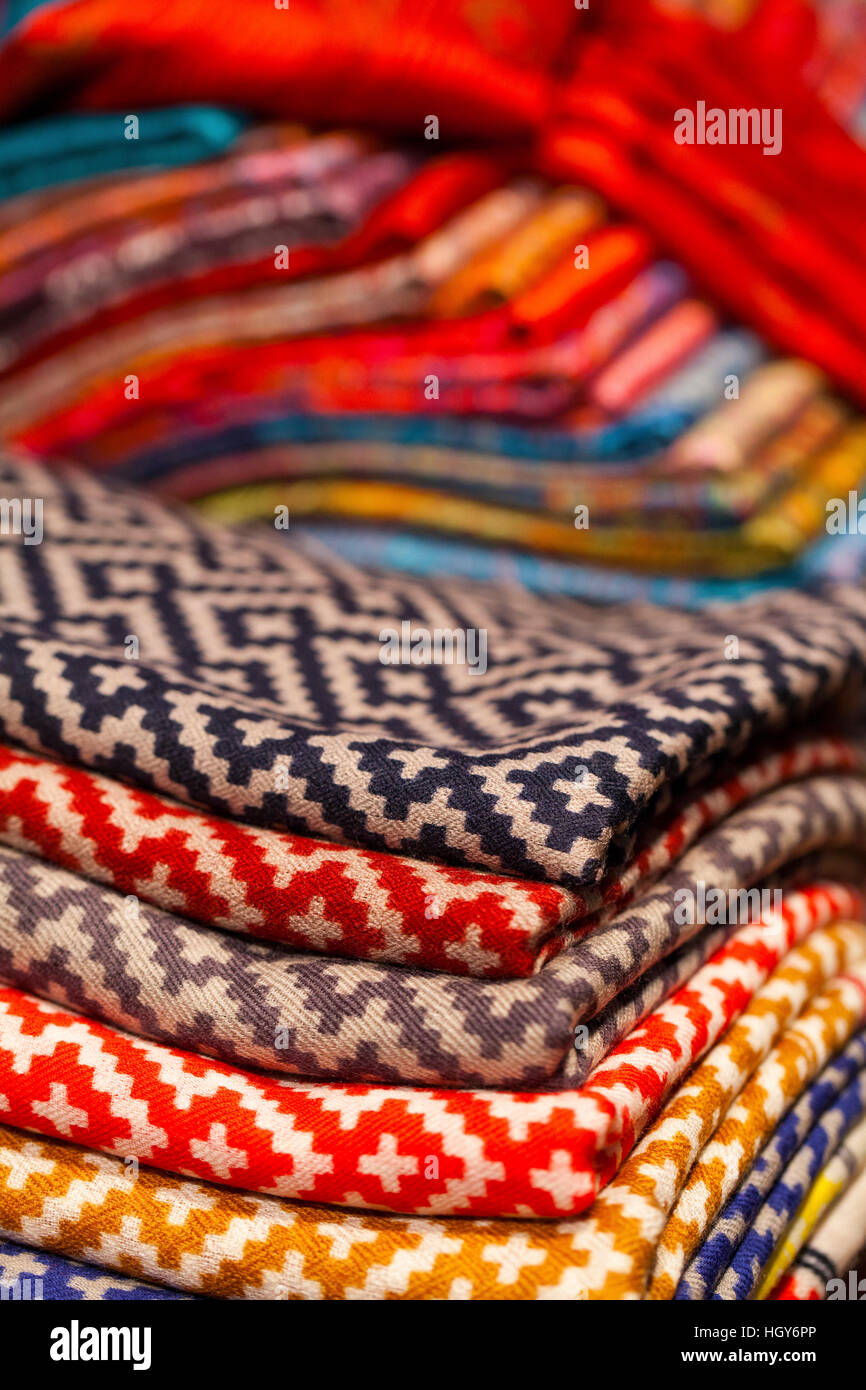 Immagine di lana e sciarpe di seta in un mercato asiatico Foto Stock