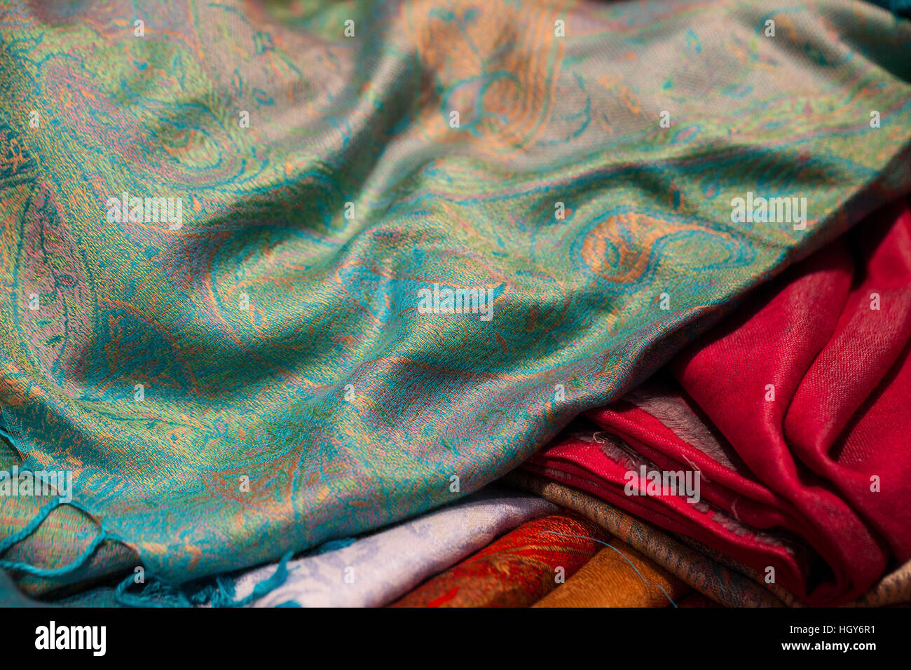 Immagine di lana e sciarpe di seta in un mercato asiatico Foto Stock