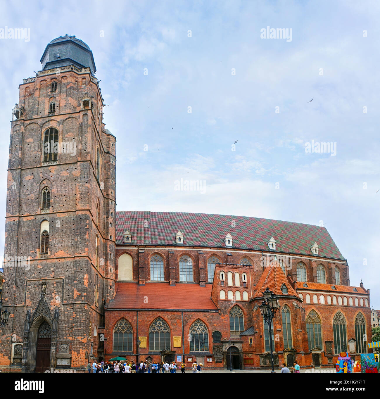 Il gruppo turistico visita il St Elizabeth Chiesa, che è il notevole la sacra pietra miliare della città Foto Stock