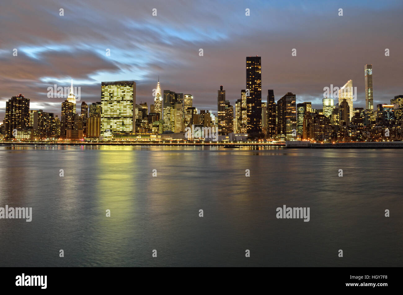 Una vista notturna della skyline di Manhattan. Foto Stock